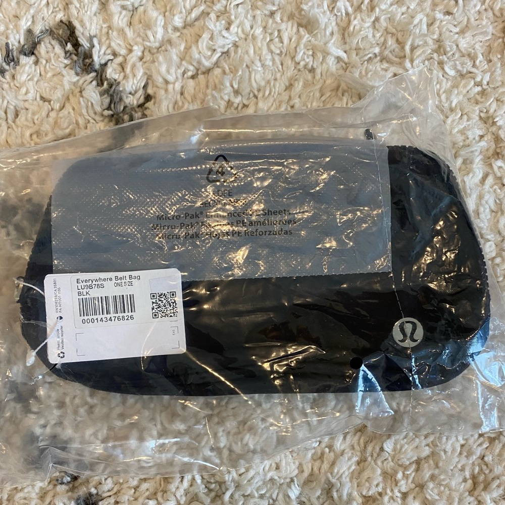 NWT lululemon everywhere belt bag in black